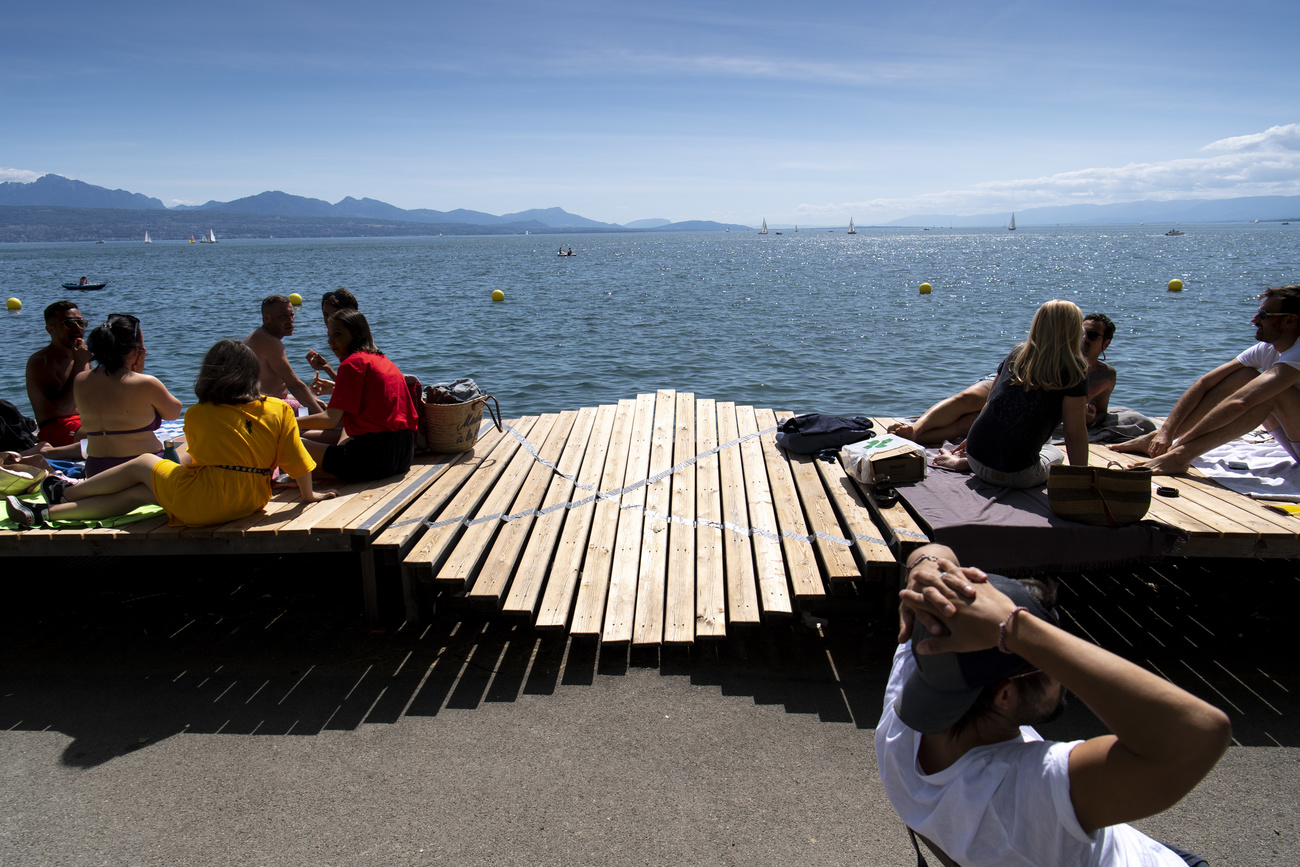 gente sentada en el lago de Lausane