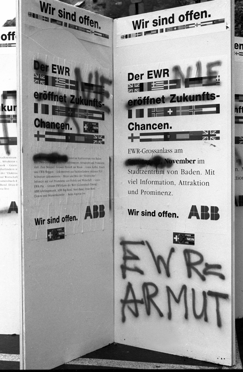 Verschmierter Infoständer zum EWR