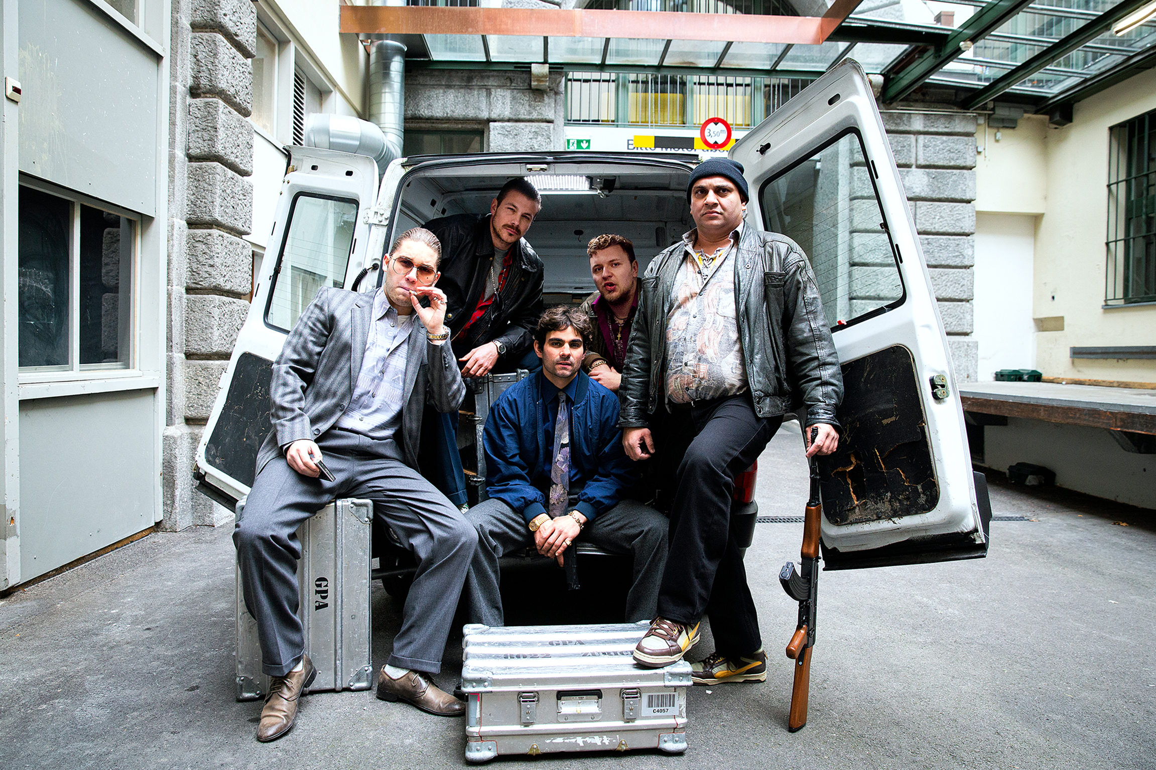 cinque uomini seduti su un furgone