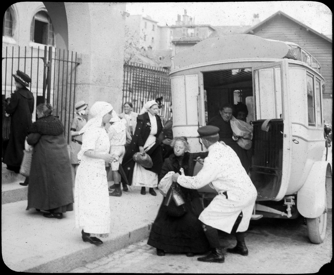 第一次世界大戰期間，國際紅十字會工作人員照顧疏散到日內瓦的戰爭傷員的情景