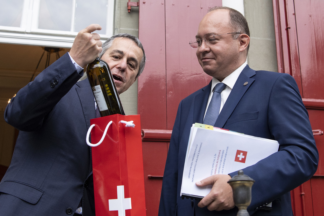 Zwei Männer und eine Flasche Wein