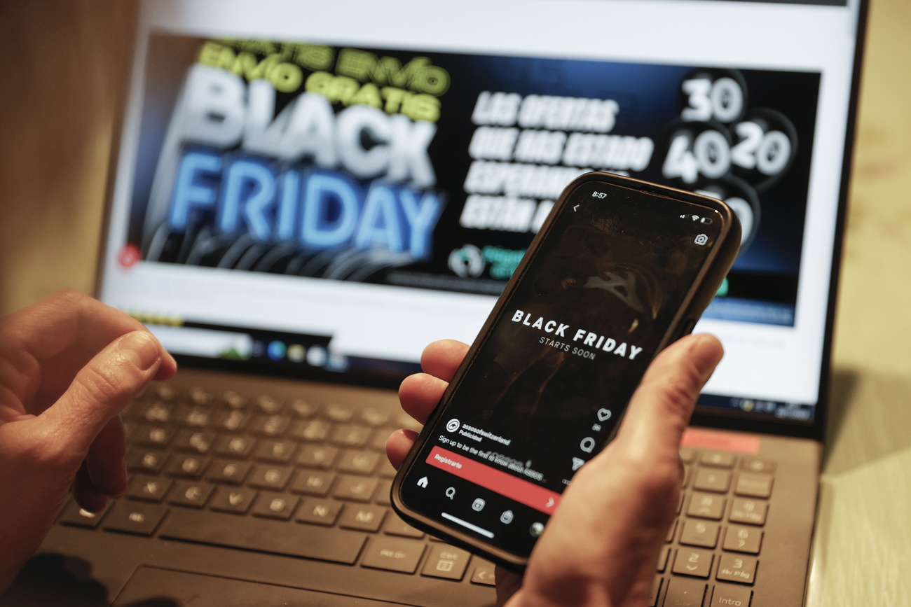 Computer e telefonino sintonizzati sul black friday.