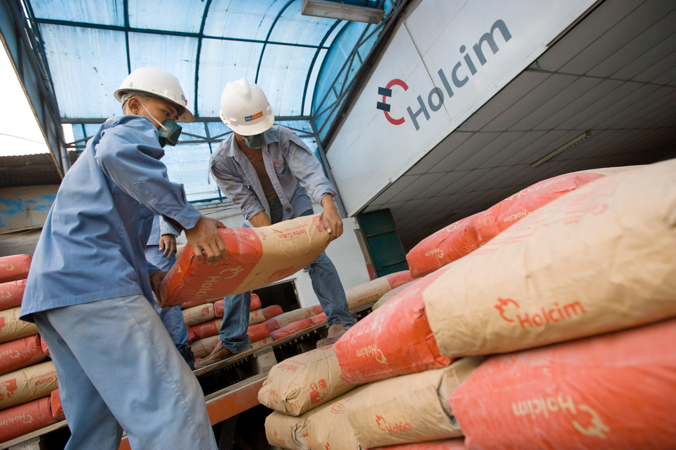 インドネシアのセメント大手ホルシム（スイス本社）で働く労働者ら