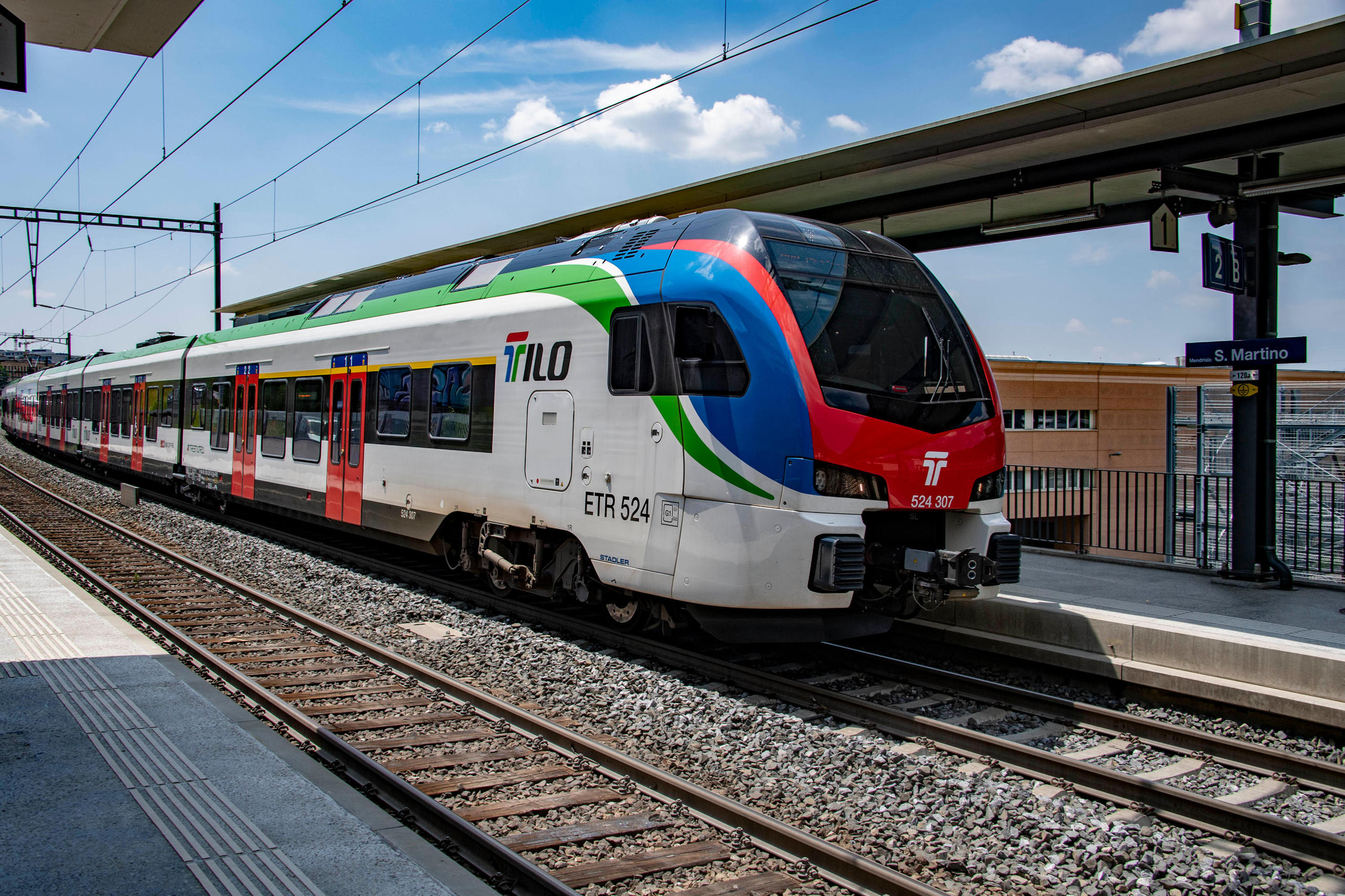 treno fermo in stazione