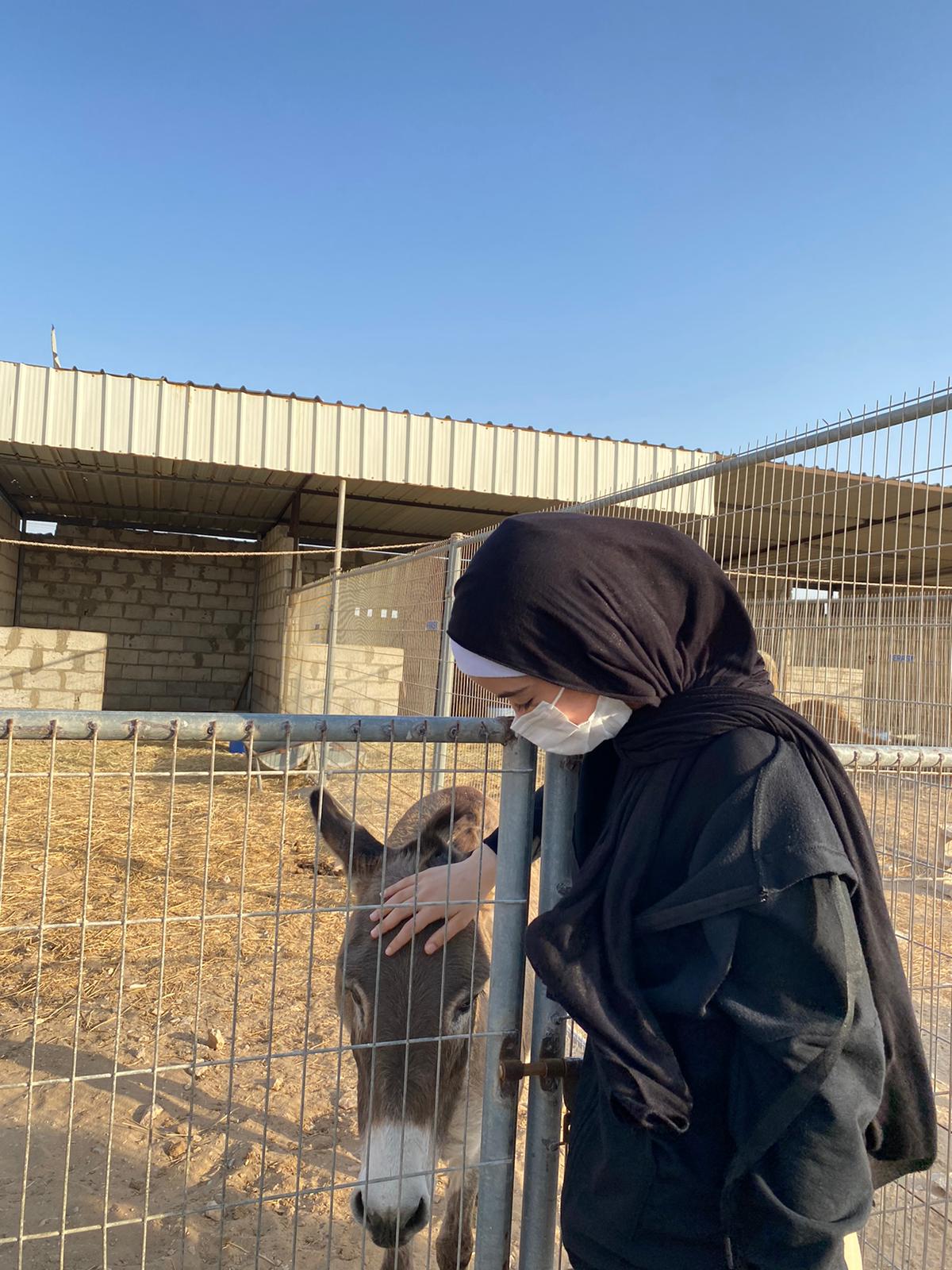Die Auslandschweizerin in Katar auf einer Tierfarm