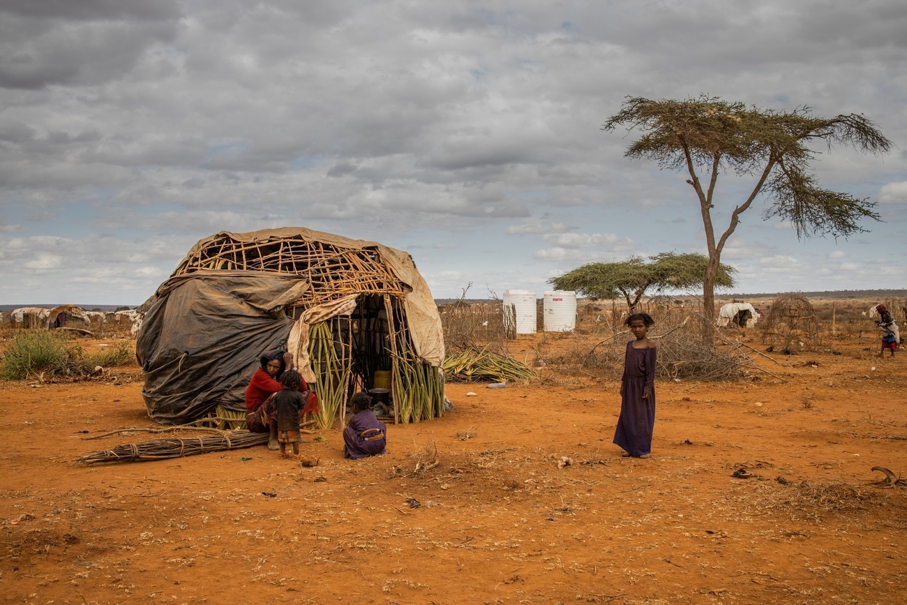 Hütte und Wüstenlandschaft in Borena im Süden Äthiopiens