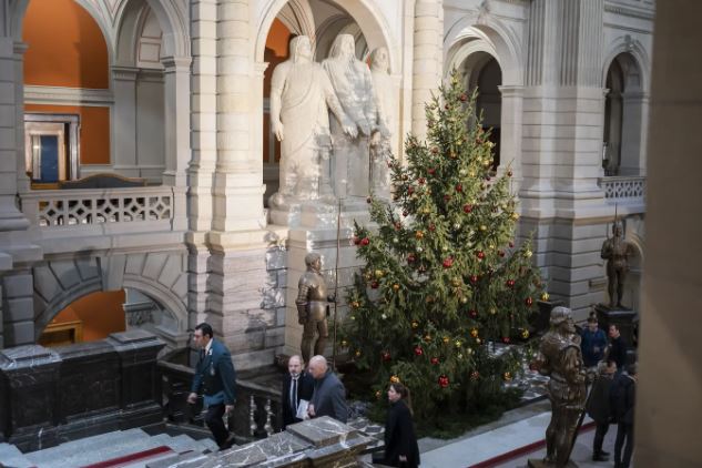 grosser geschmückter Weihnachtsbaum in der Eingangshalle des Bundeshauses