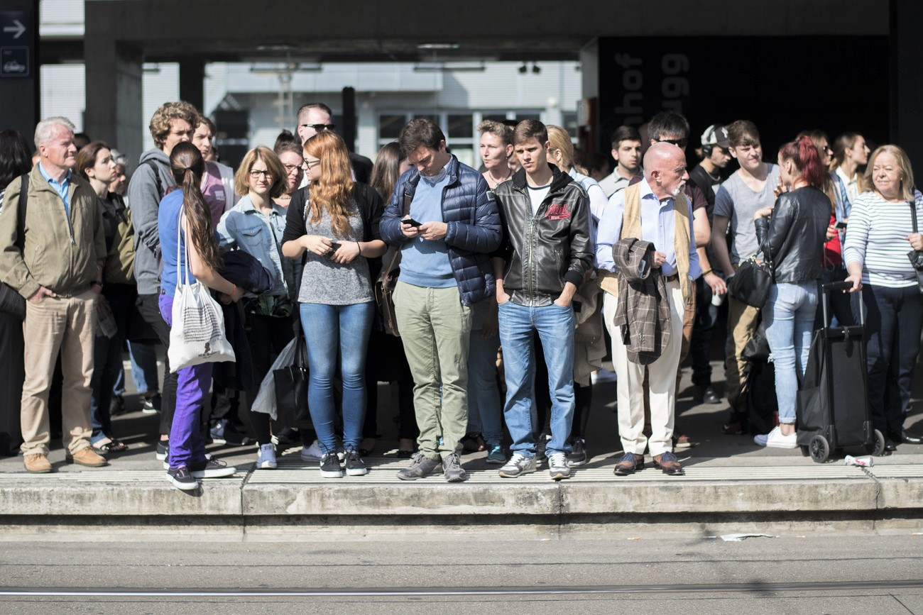 Menschen auf einem Perron in einem Bahnhof