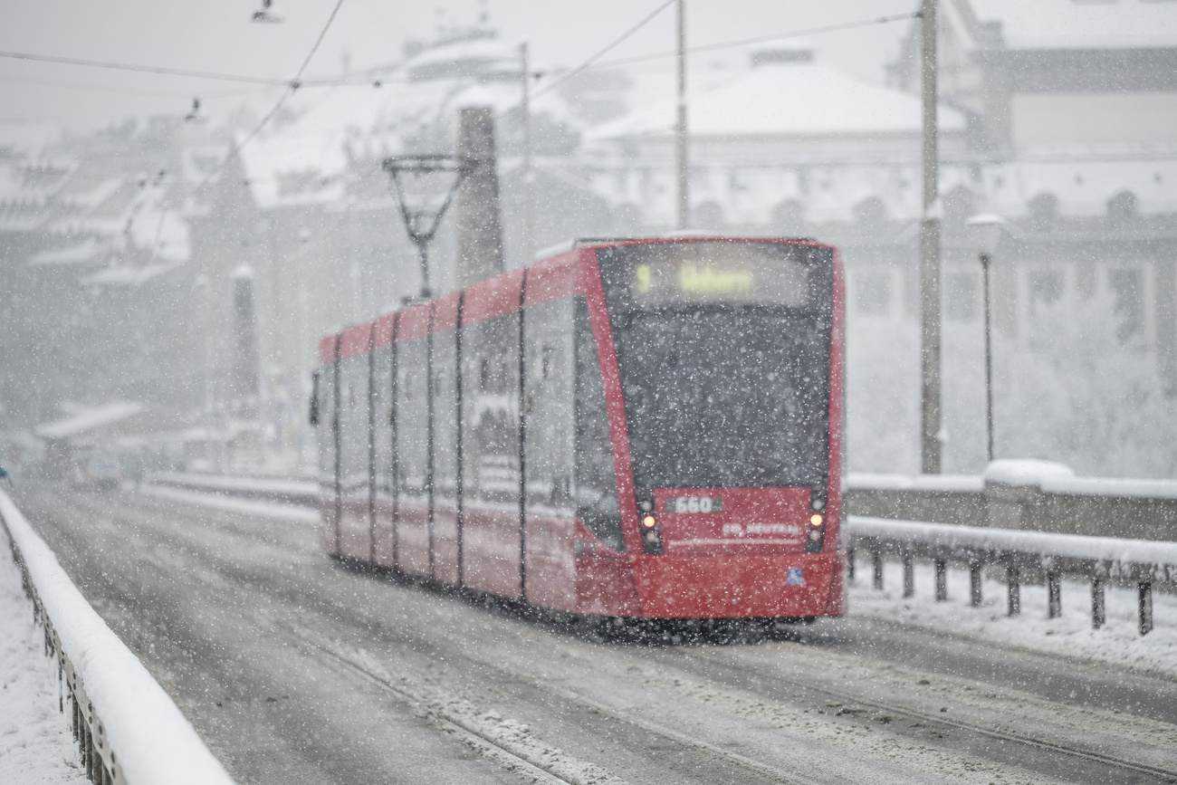 Tram sous la neige