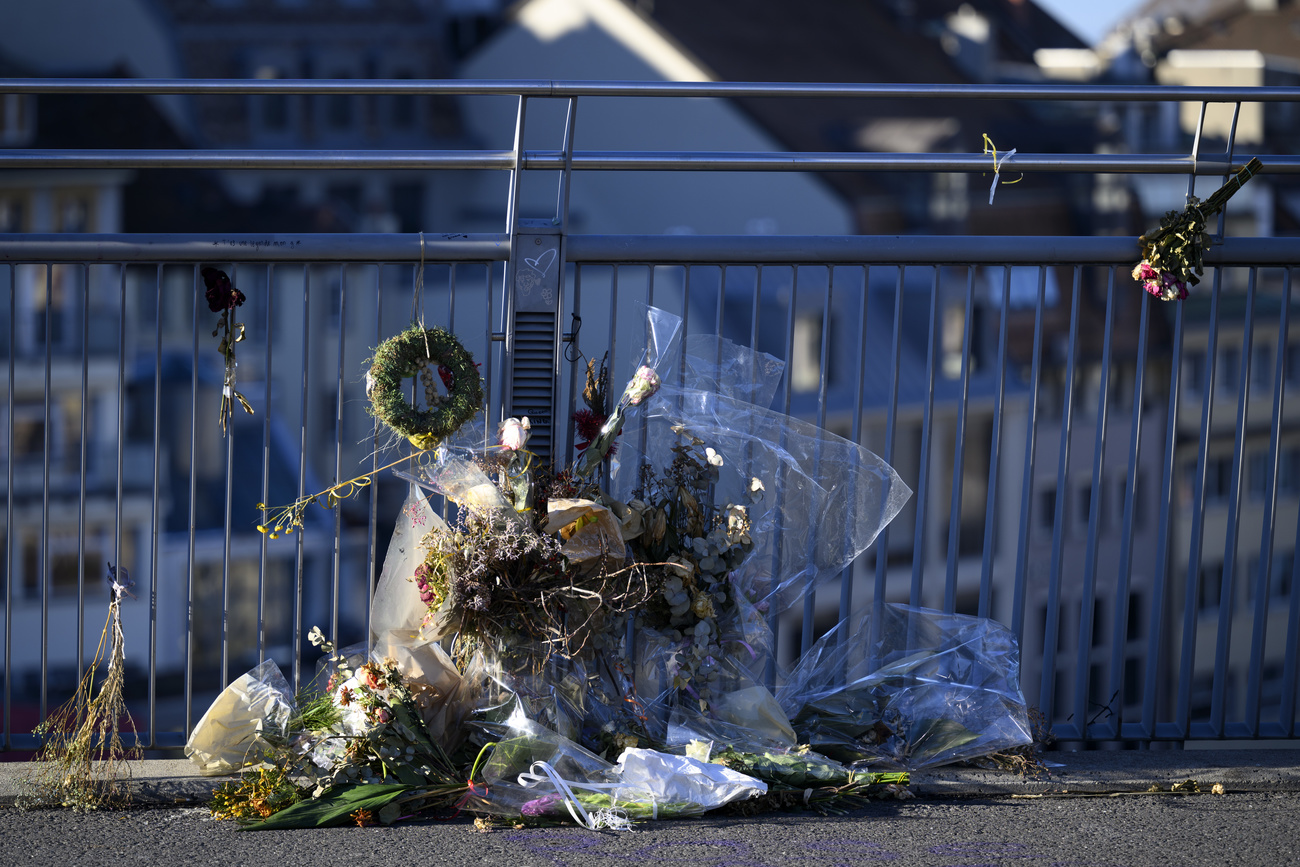 Blumen auf einer Brücke