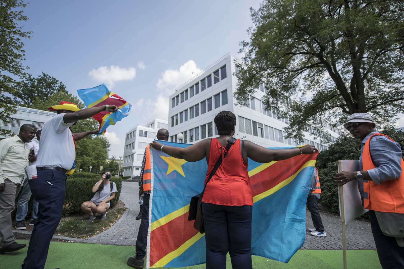 Manifestantes congoleses fora da sede da Glencore na Suíça.