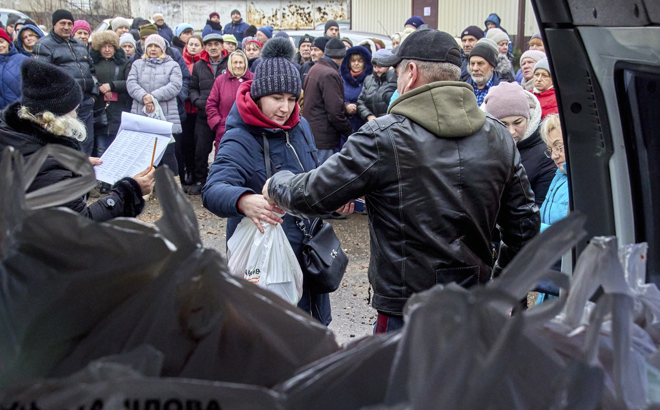 Ajuda humanitária sendo distribuída na Ucrânia
