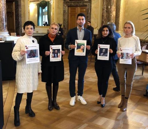 fünf Nationalrät:innen mit je einem Bild einer Person aus dem Iran, die von der todesstrafe bedroht sind.