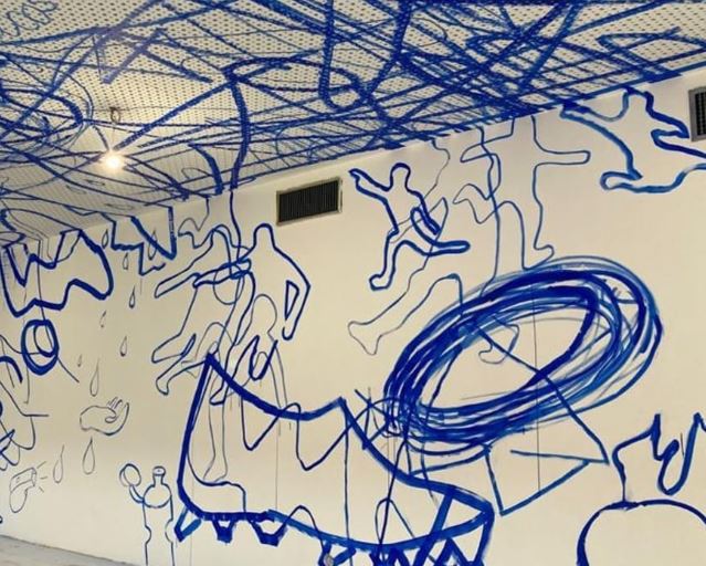 Weisse Wände mit blauen Graffitis zum Thema Fussball