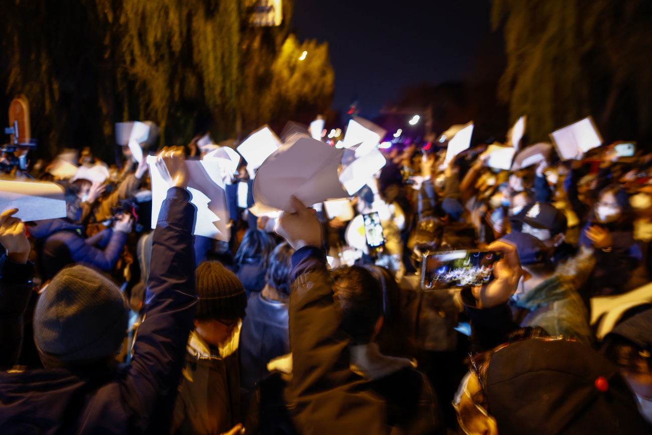 中國多個城市的示威者手舉白紙，抗議言論自由受到限制。上圖為11月27日北京的示威者，包括瑞士，世界其他地區的守夜集會者紛紛效仿這種做法