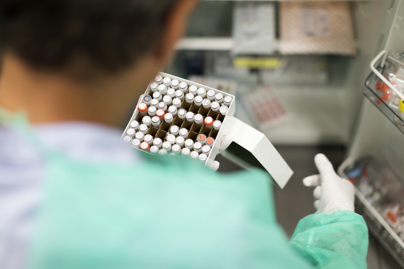 personnel soignant avec des échantillons de sang