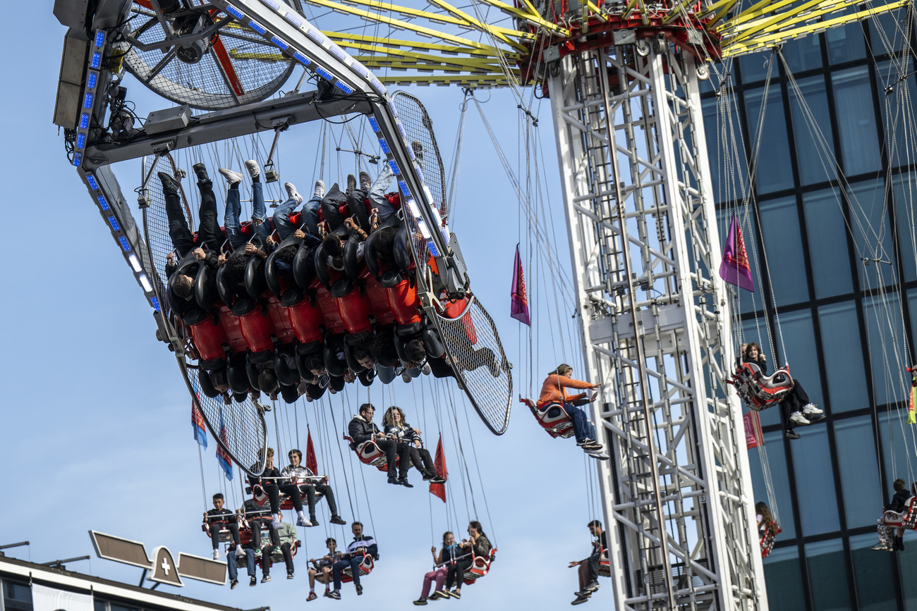 Personen vergnuegen sich auf Bahnen am Eroeffnungstag der 551. Herbstmesse.