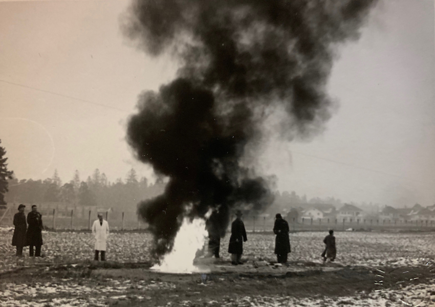 Hommes observant du napalm brûler dans un champ