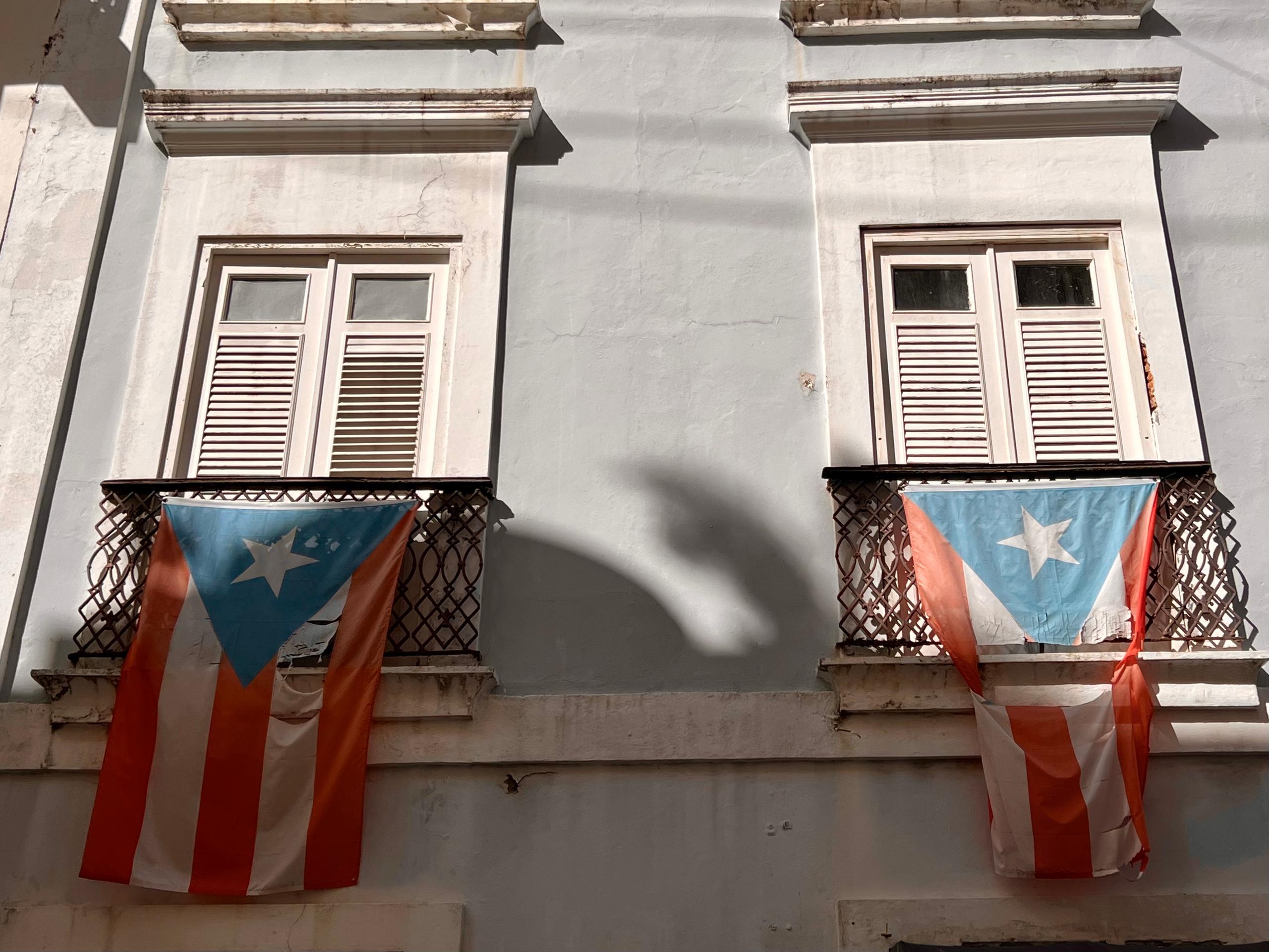 Banderas de Puerto Rico en balcones de viviendas