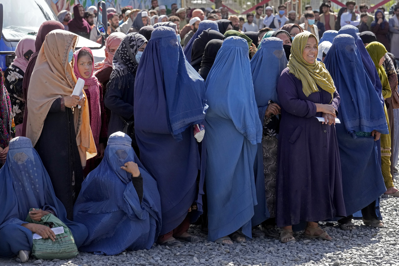 Afghan women waiting to receive food donations
