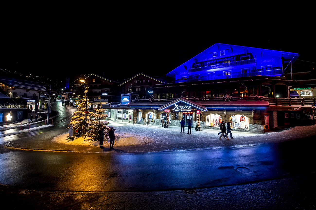 Aussenansicht eines Lokals in Verbier bei Nacht