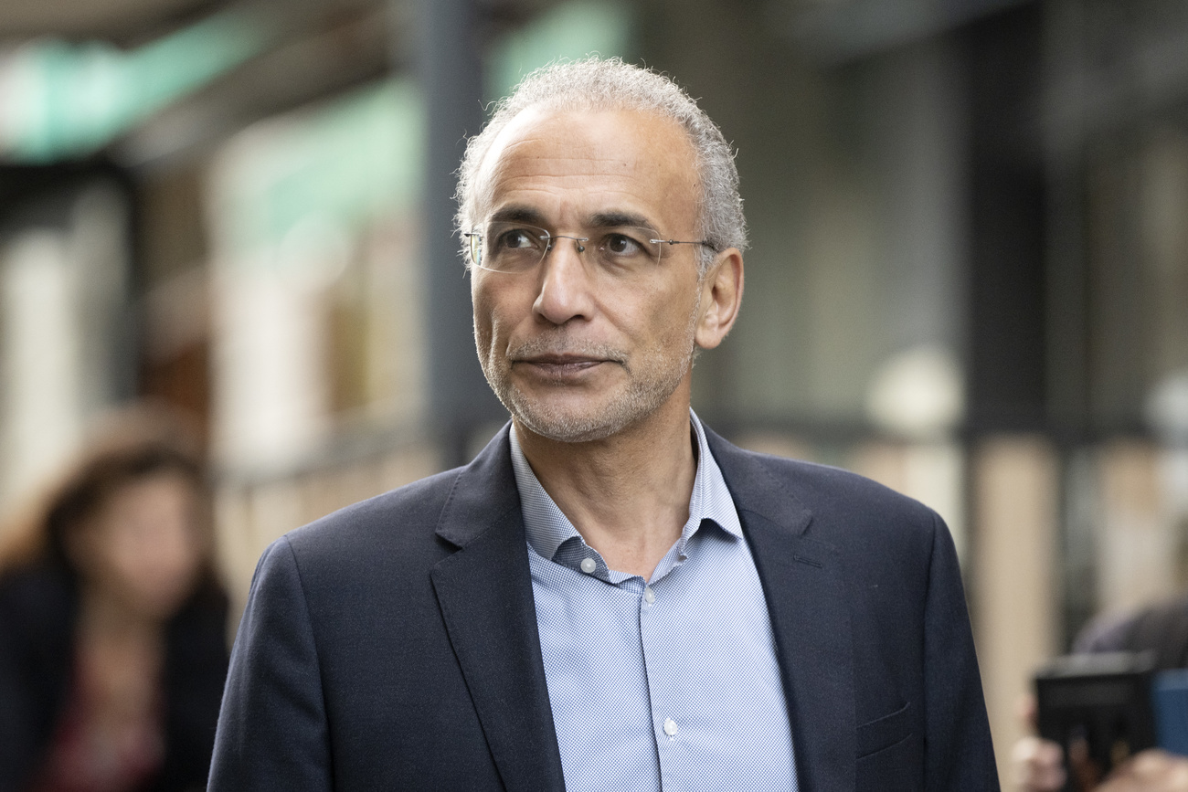 photo de Tariq Ramadan devant un tribunal