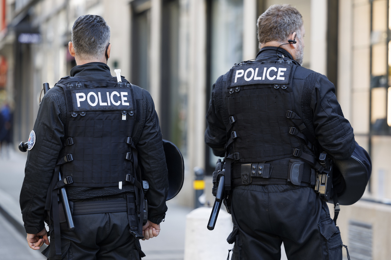 due agenti di polizia fotografati di spalle