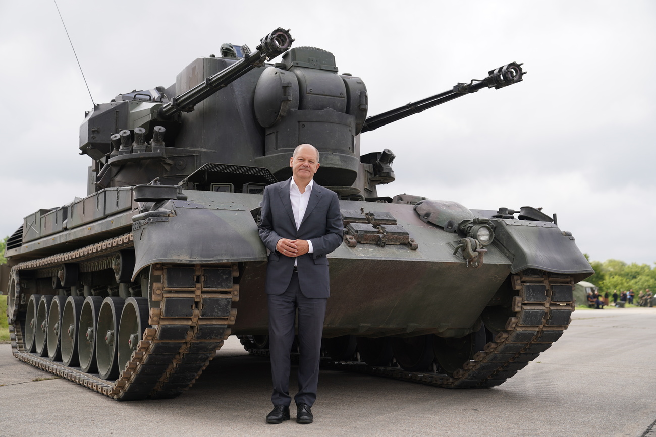 Le chancelier allemand Olaf Scholz pose devant un char de combat Guepard.