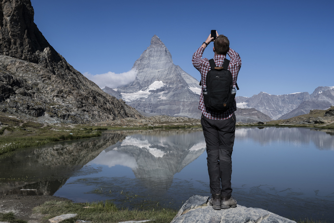 persona fotografa una montagna
