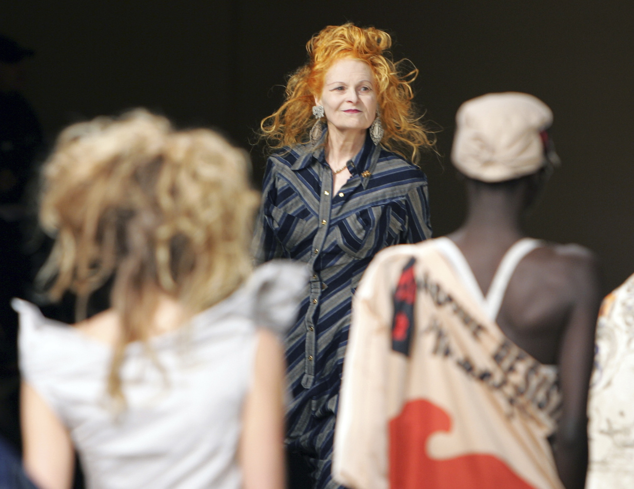 Vivienne Westwood al termine di una sfilata a Parigi nel 2008.