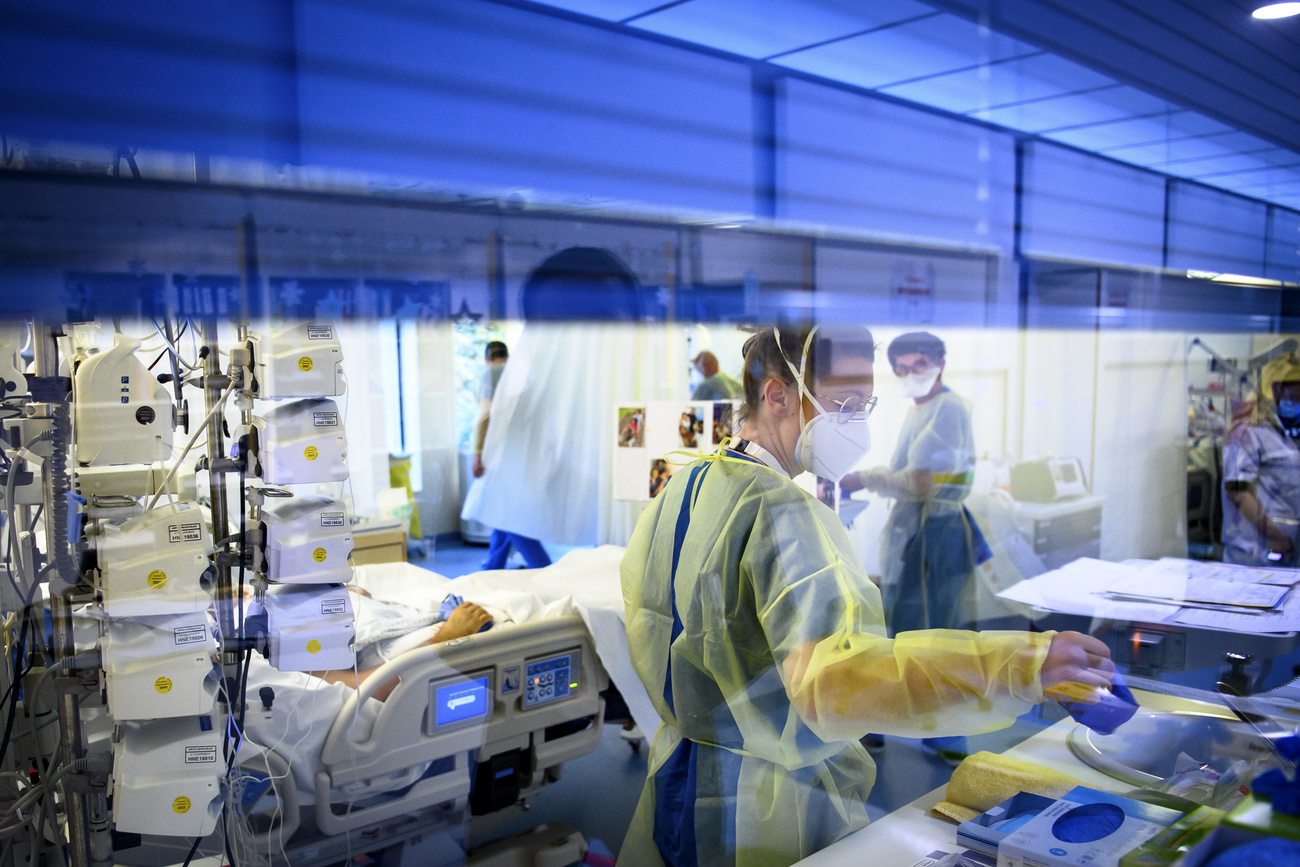Personale ospedaliero alle prese con un paziente con il Covid-19.