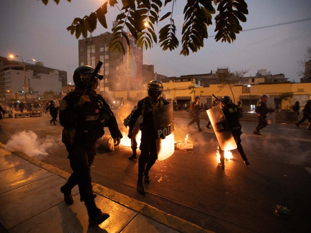 Politischer Tumult in Peru Demonstranten greifen Flughafen an SWI