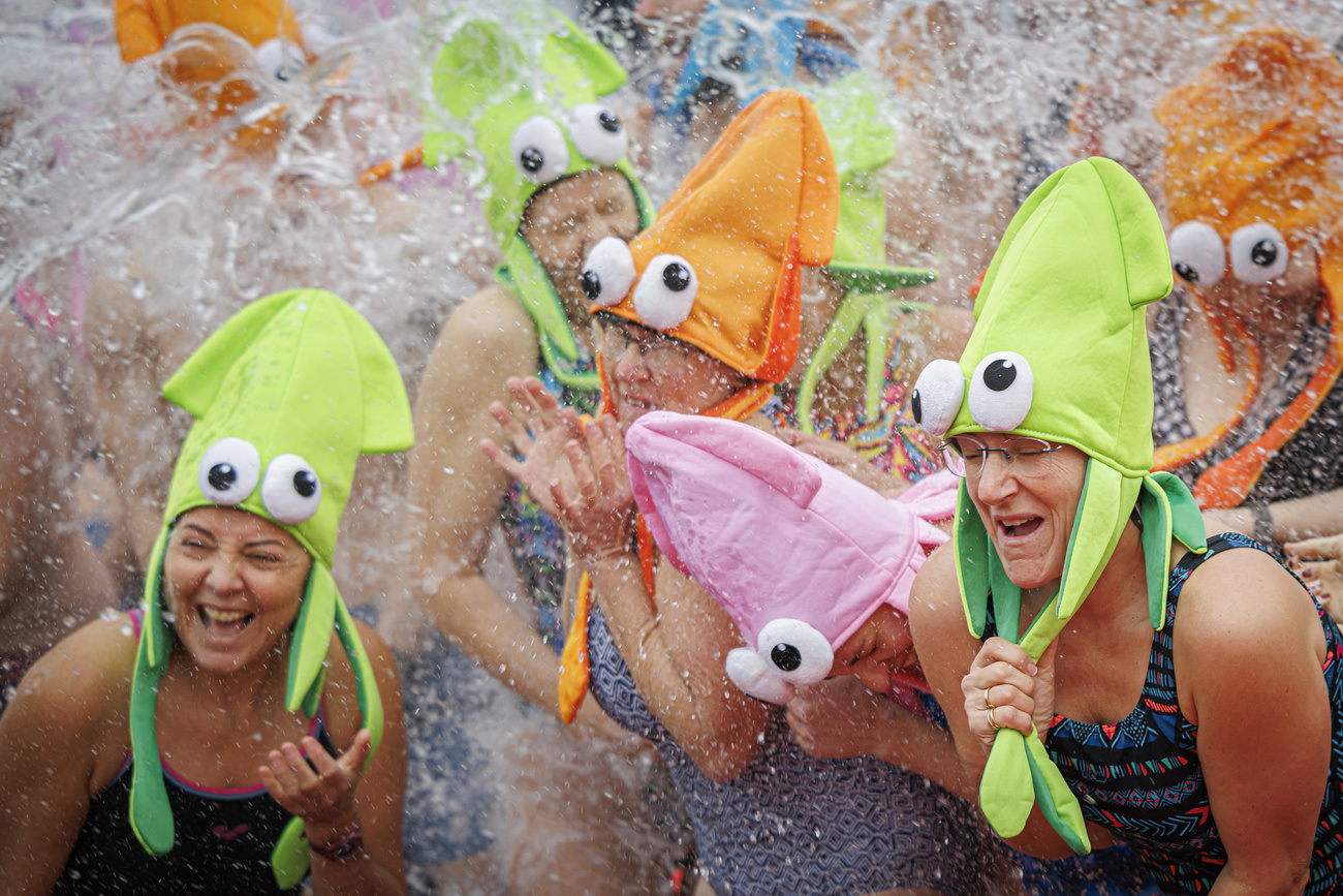 personas con gorro extraños reciben chorros de agua.