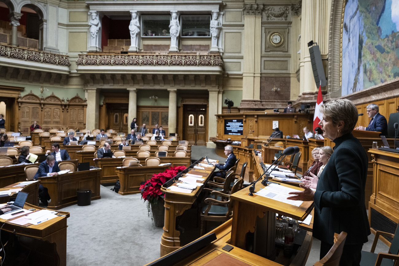 La consigliera federale Karin Keller-Sutter durante il dibattito al Nazionale.