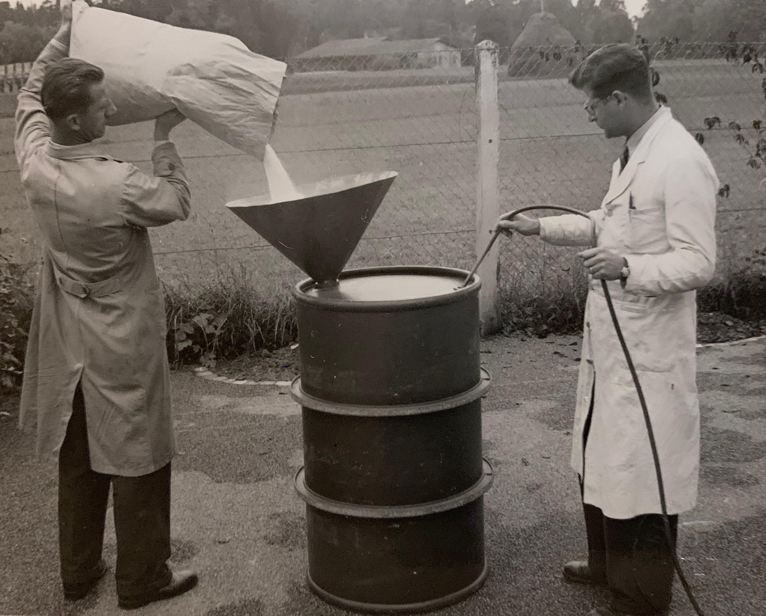 Opalmgranulat wird in Fässer abgefüllt (1952)