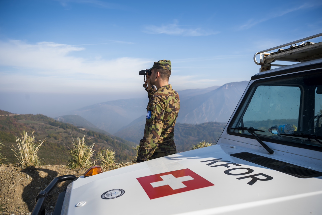 Un militare elvetico della Swisscoy sulle alture sopra Pristina.