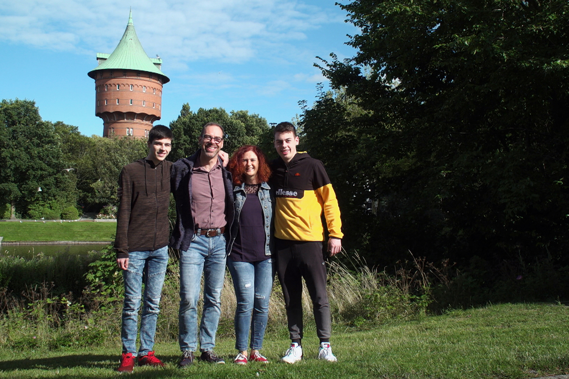 Familie vor dem Wasserturm in Cuxhaven