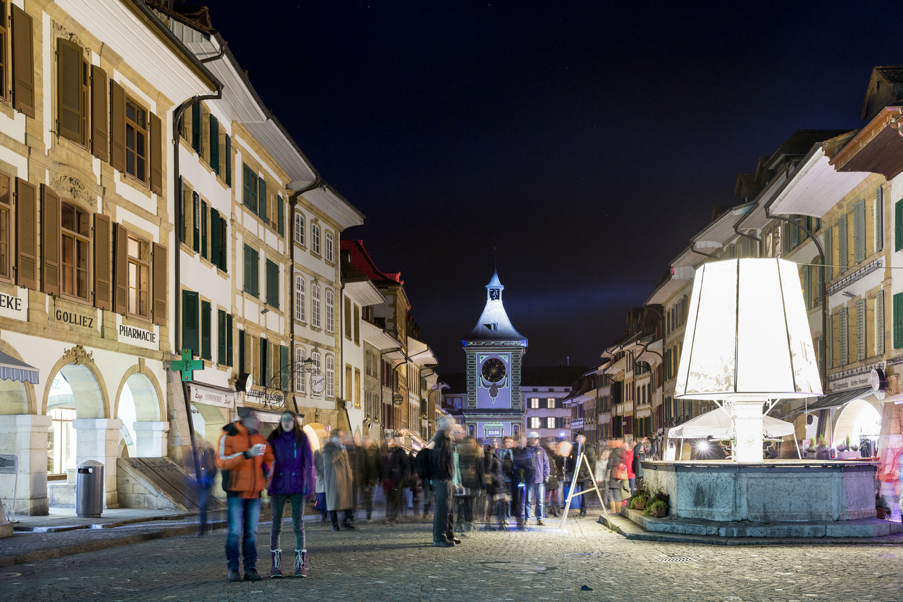瑞士西部的穆尔滕每年的灯光秀非常出名，这是被灯光点亮的穆尔滕。