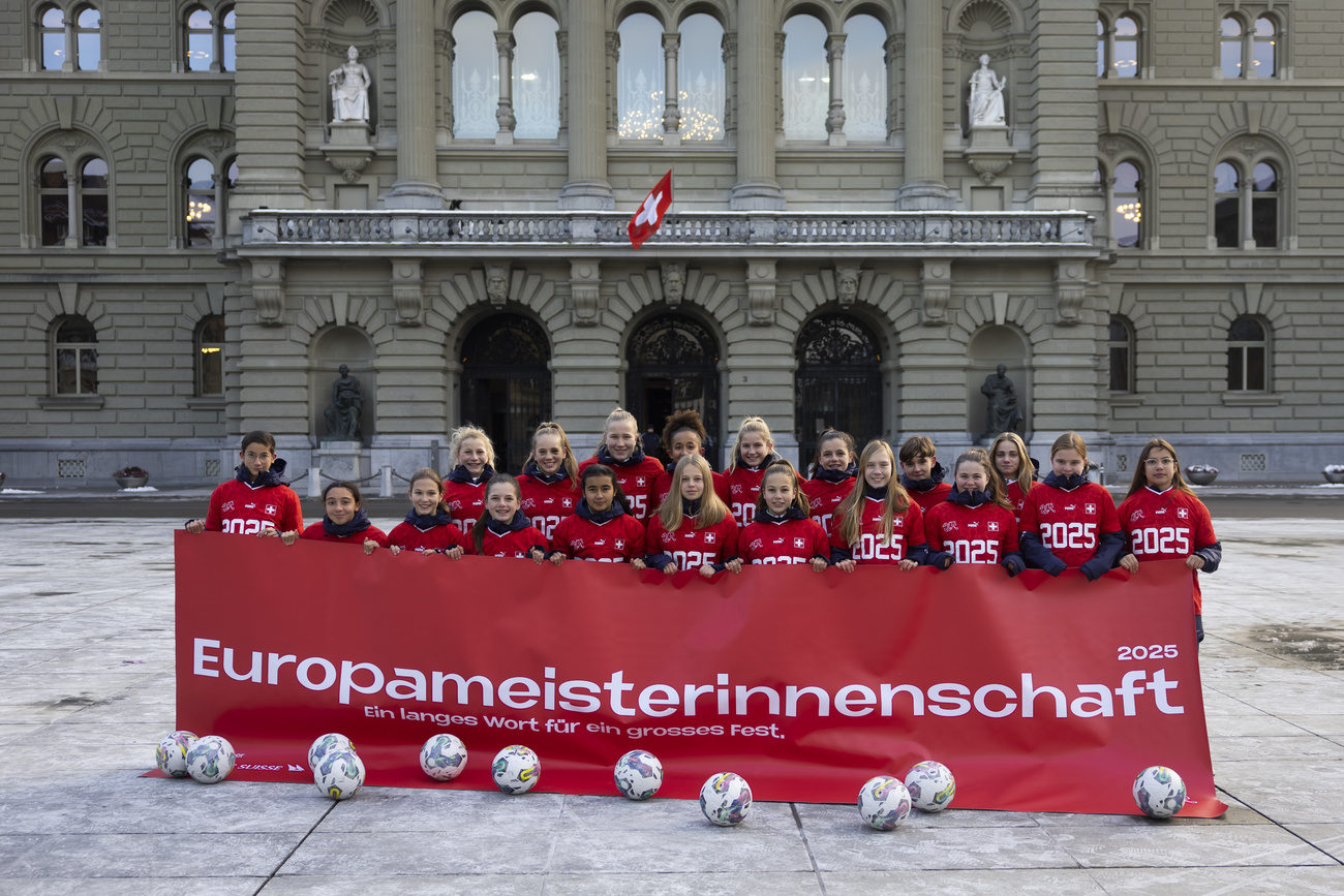 Ragazzi e ragazze del centro di formazione di calcio di Bienne davanti a Palazzo federale per sostenere la candidatura svizzera.