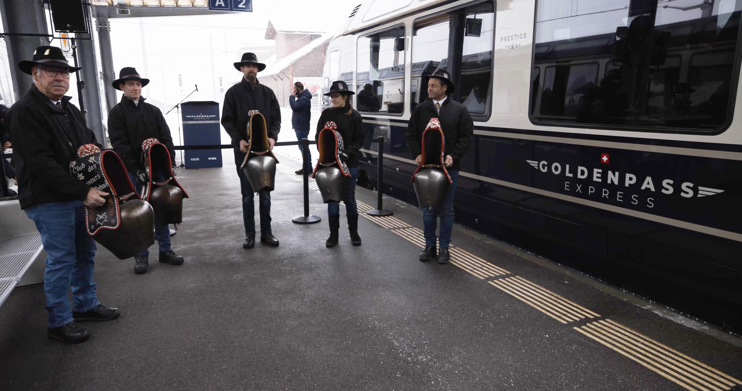 Glockenläuter weihen neue Goldenpass-Express-Züge in Gstaad ein