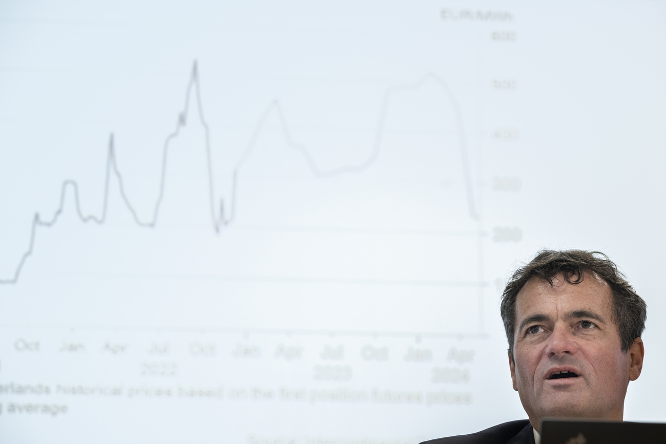 homme devant une présentation de chiffres