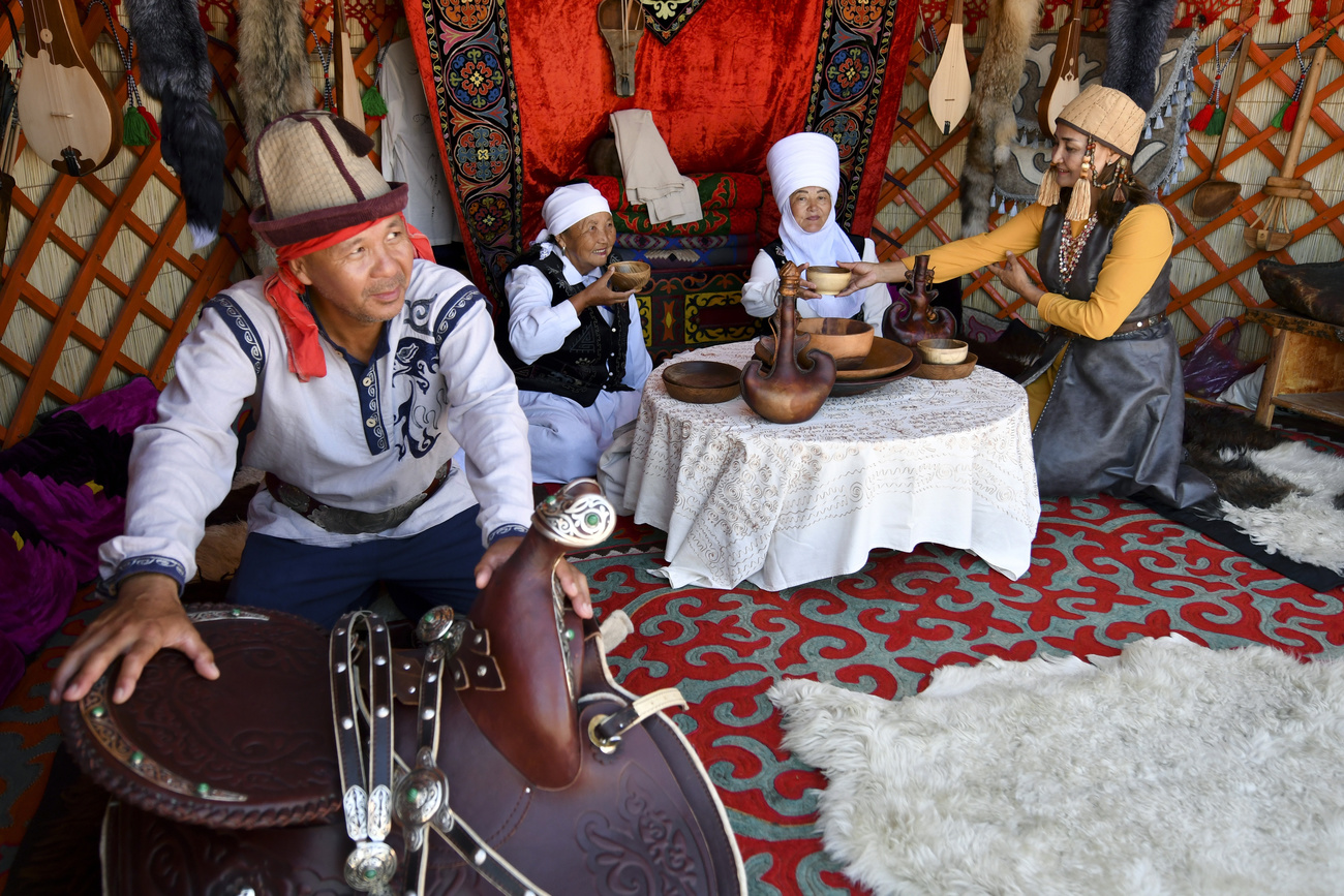 Famille dans un yourte en costume traditionnel