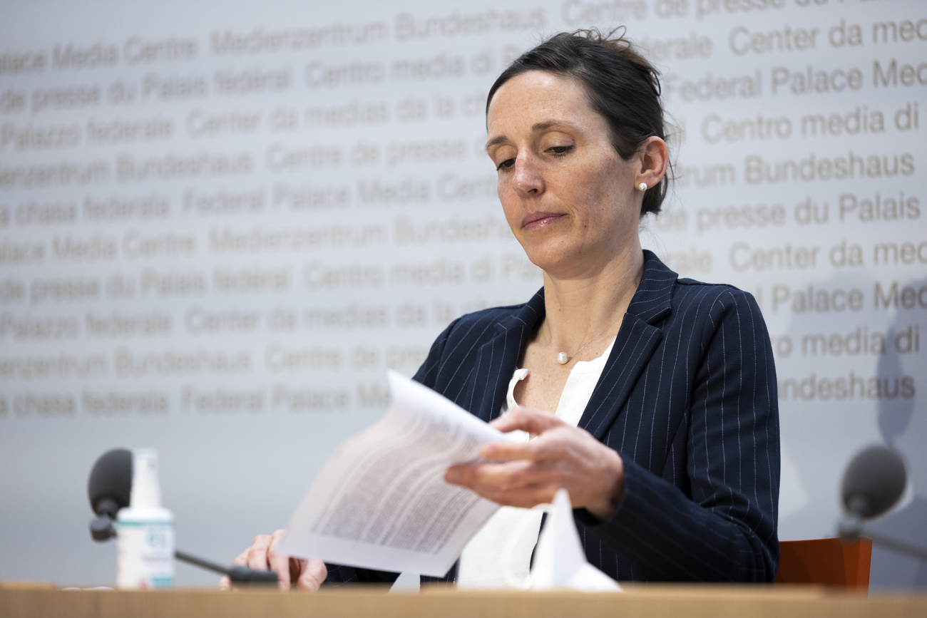 Tanja Stadler hält Unterlagen in der Hand vor einem Mikrofon.