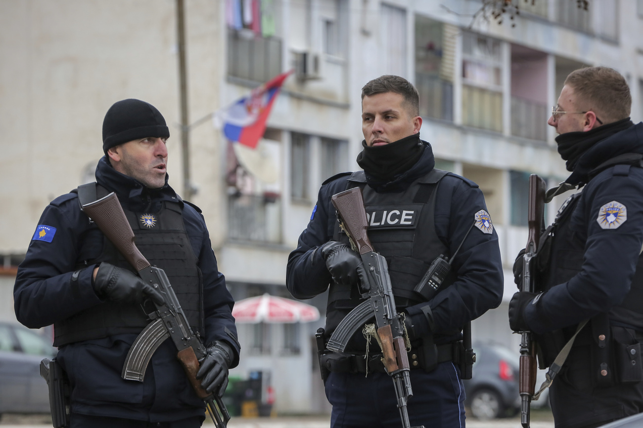 Tre poliziotti kosovari nella città divisa etnicamente in due di Mitrovica.