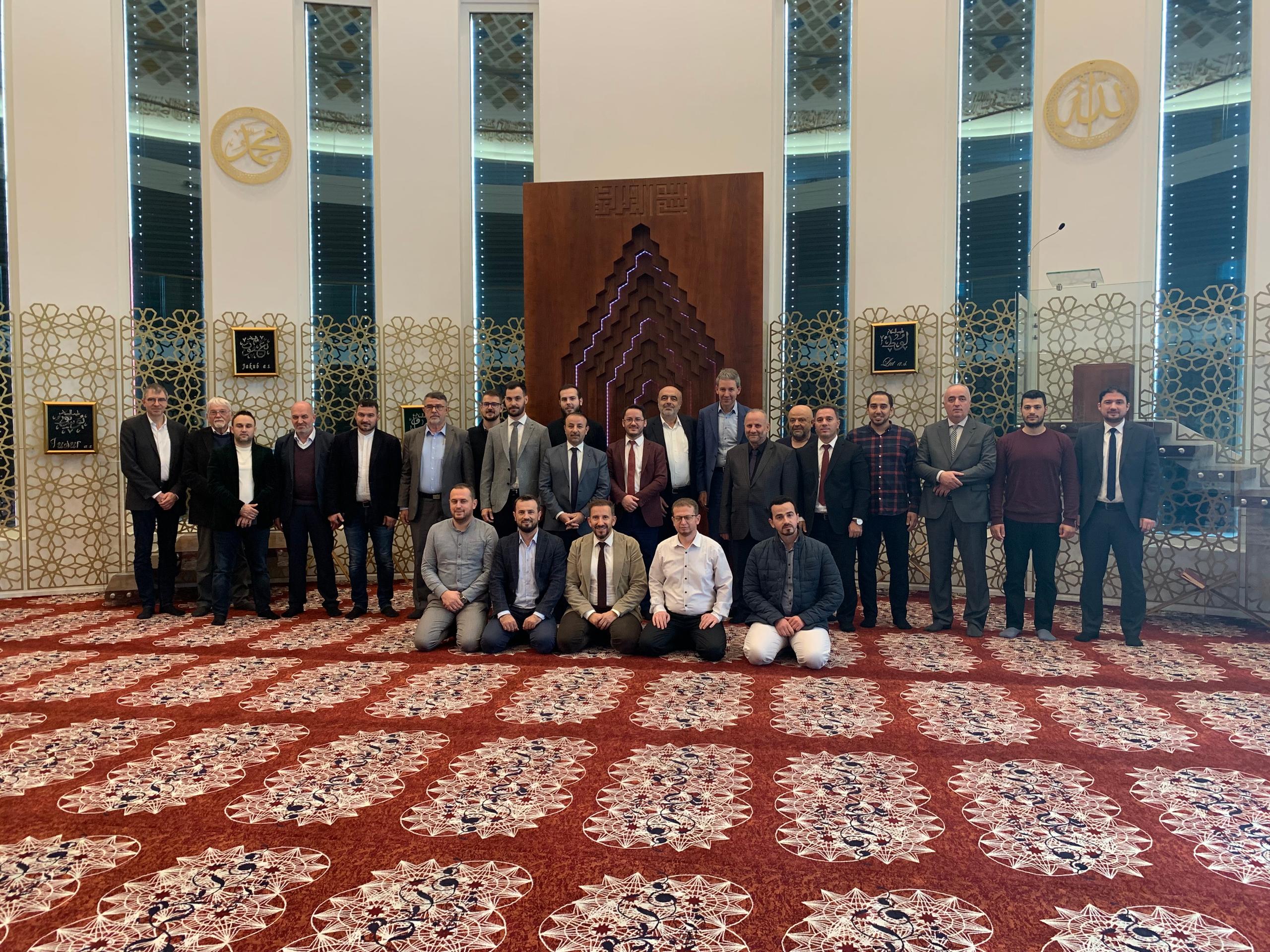 Photo de groupe dans une mosquée