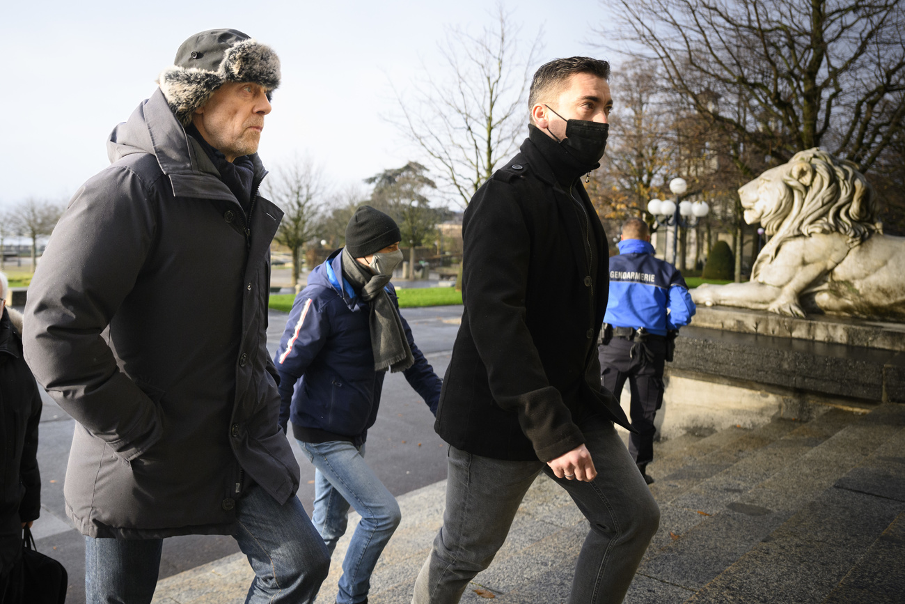 Arrivée de gens sur les marches d un tribunal