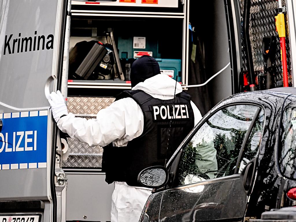 Ein Polizist vor einem Wagen