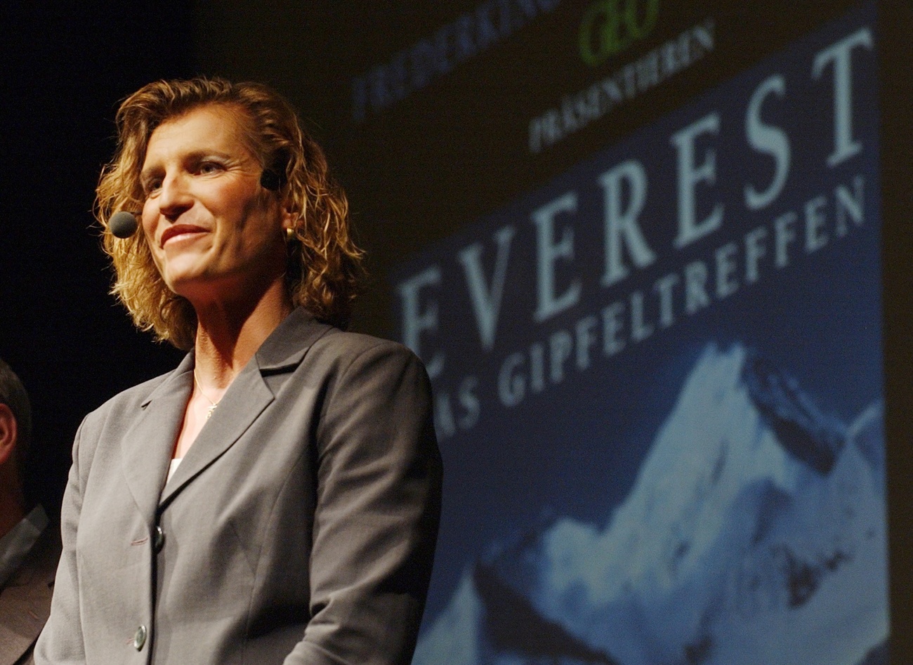 Frau vor Leinwand mit Everest-Schriftzug