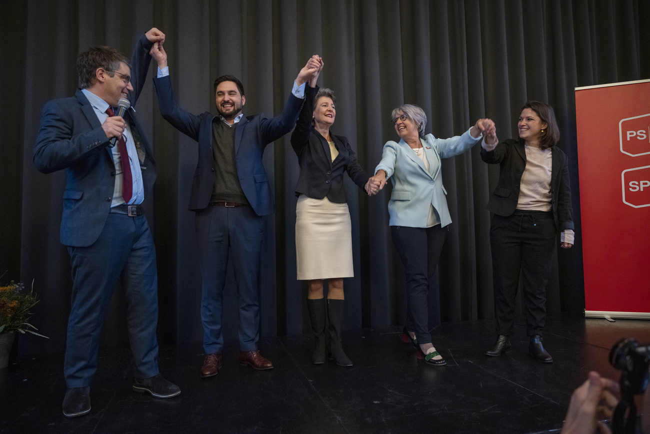 Elisabeth Baume-Schneider feiert ihre Wahl ausgelassen Spitzenvertreter:innen ihrer Partei SP