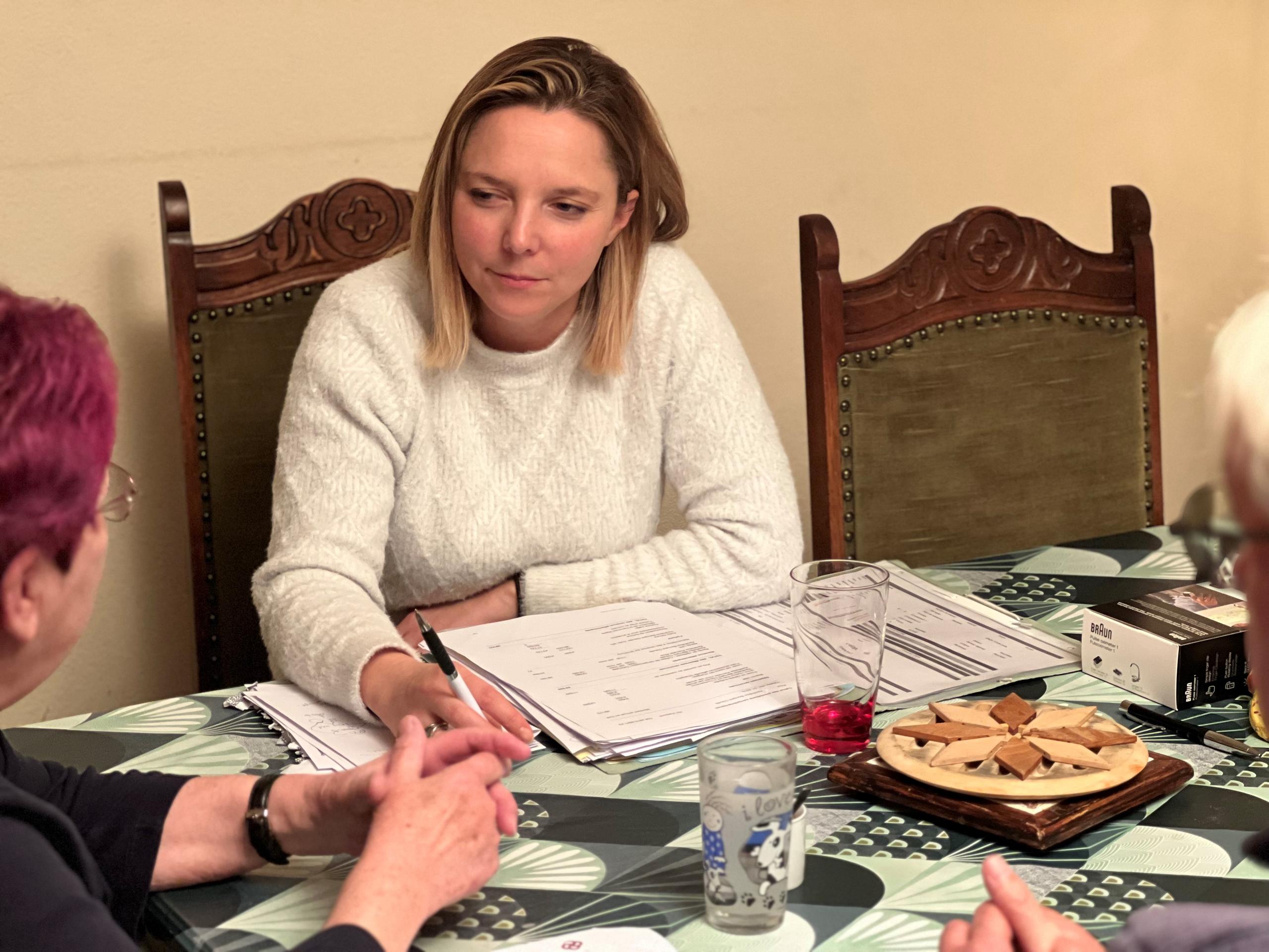 due donne discutono sedute a un tavolo